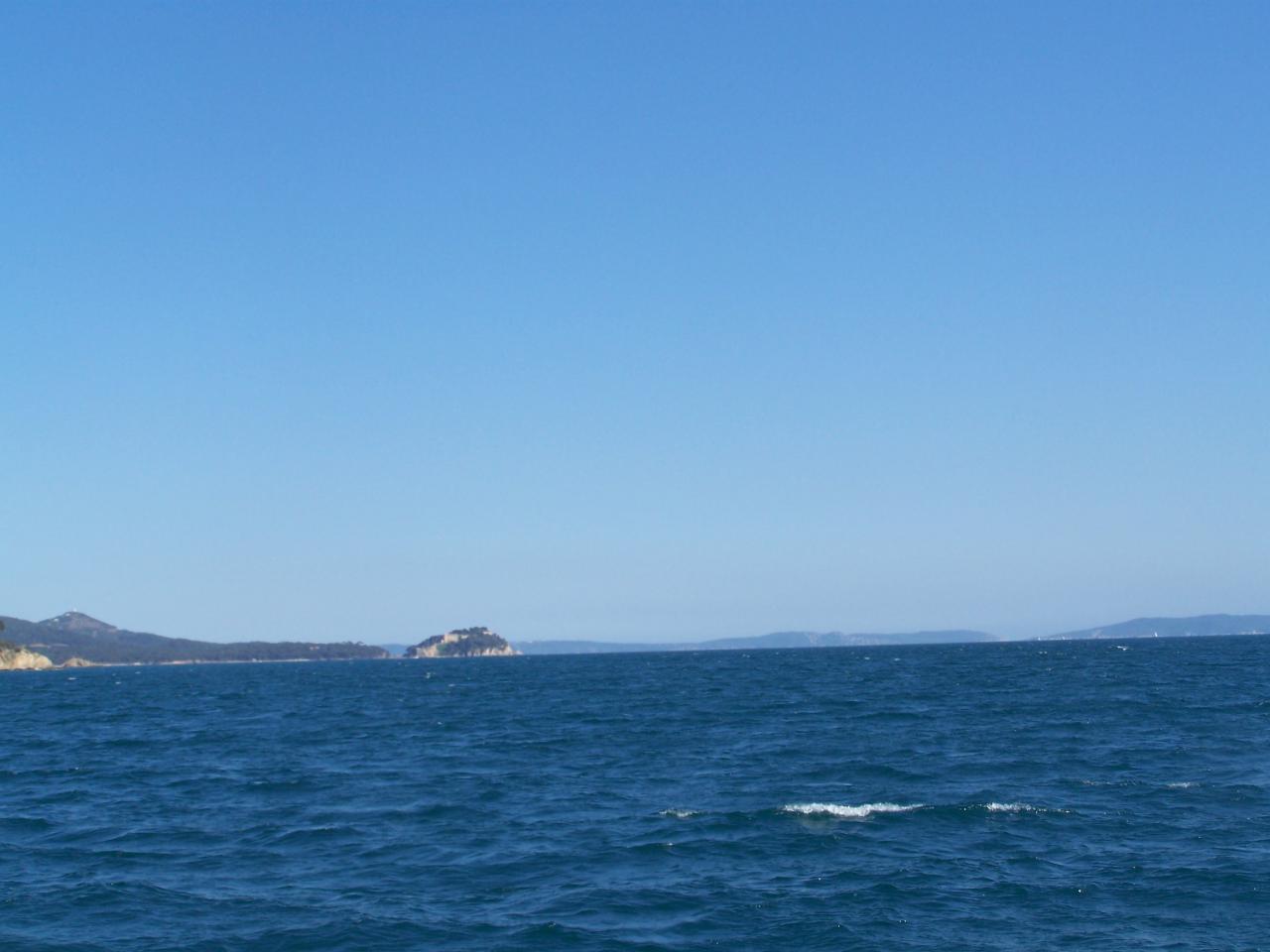 Le fort de BREGAN9ON - PORT CROS et l'Île du LEVANT au loin