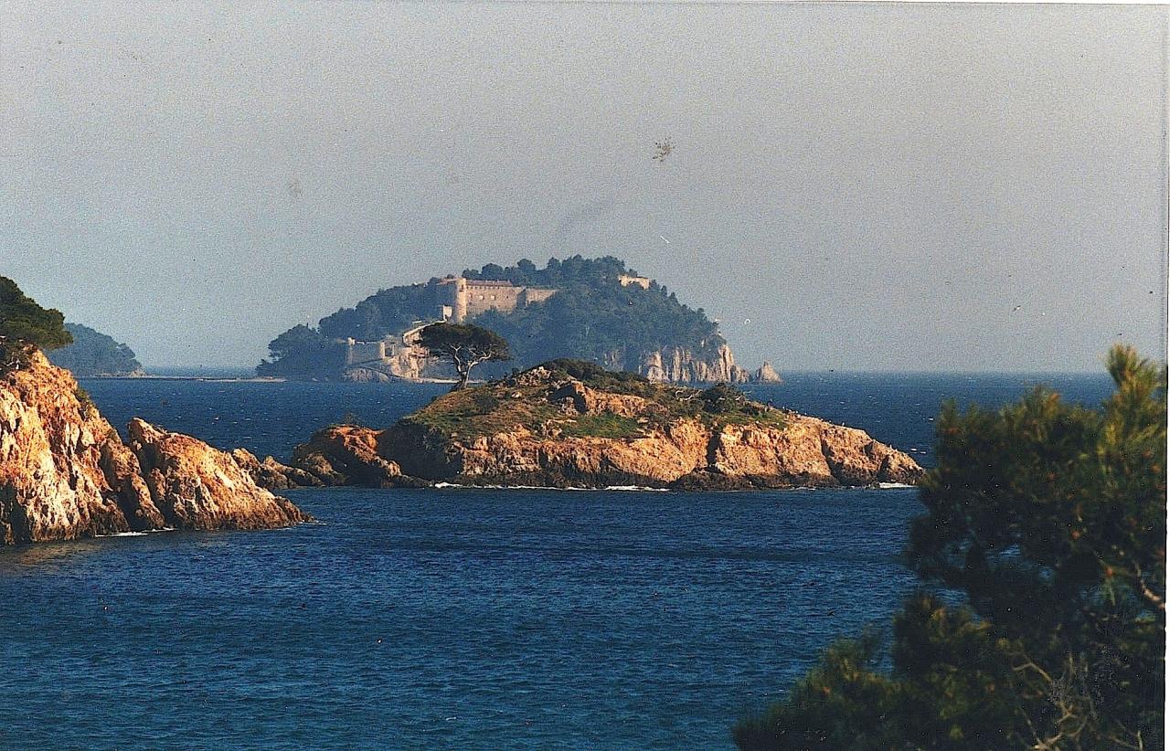 En arrière plan, Le fort de BREGANÇON