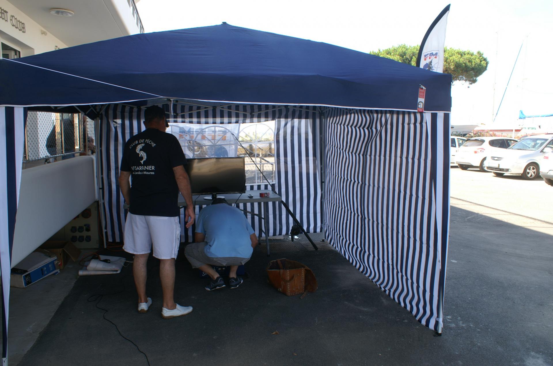 1 paul pre pare le stand de l animation pe che 1