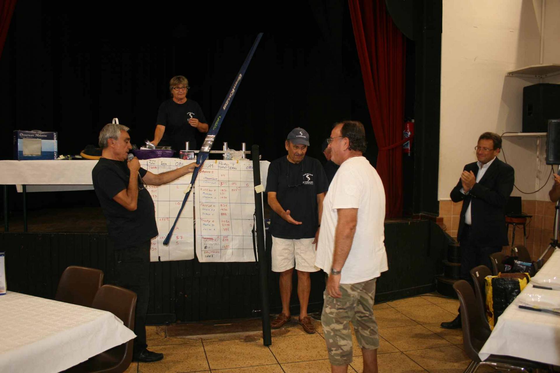 10 Le concours - Armando reçoit une splendide canne de jigg 2