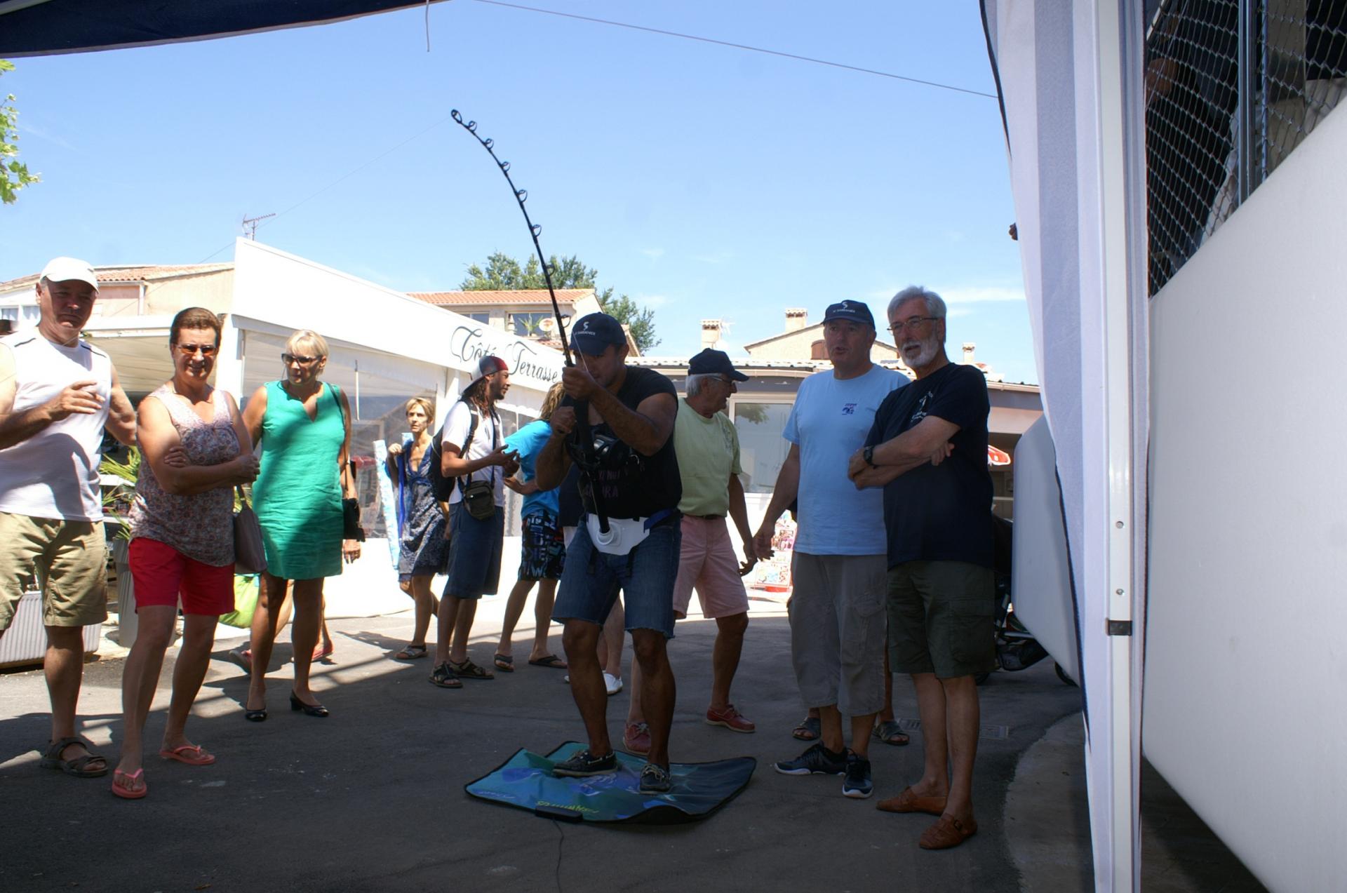 12 Des curieux s'essayent au simulateur de pêche 2