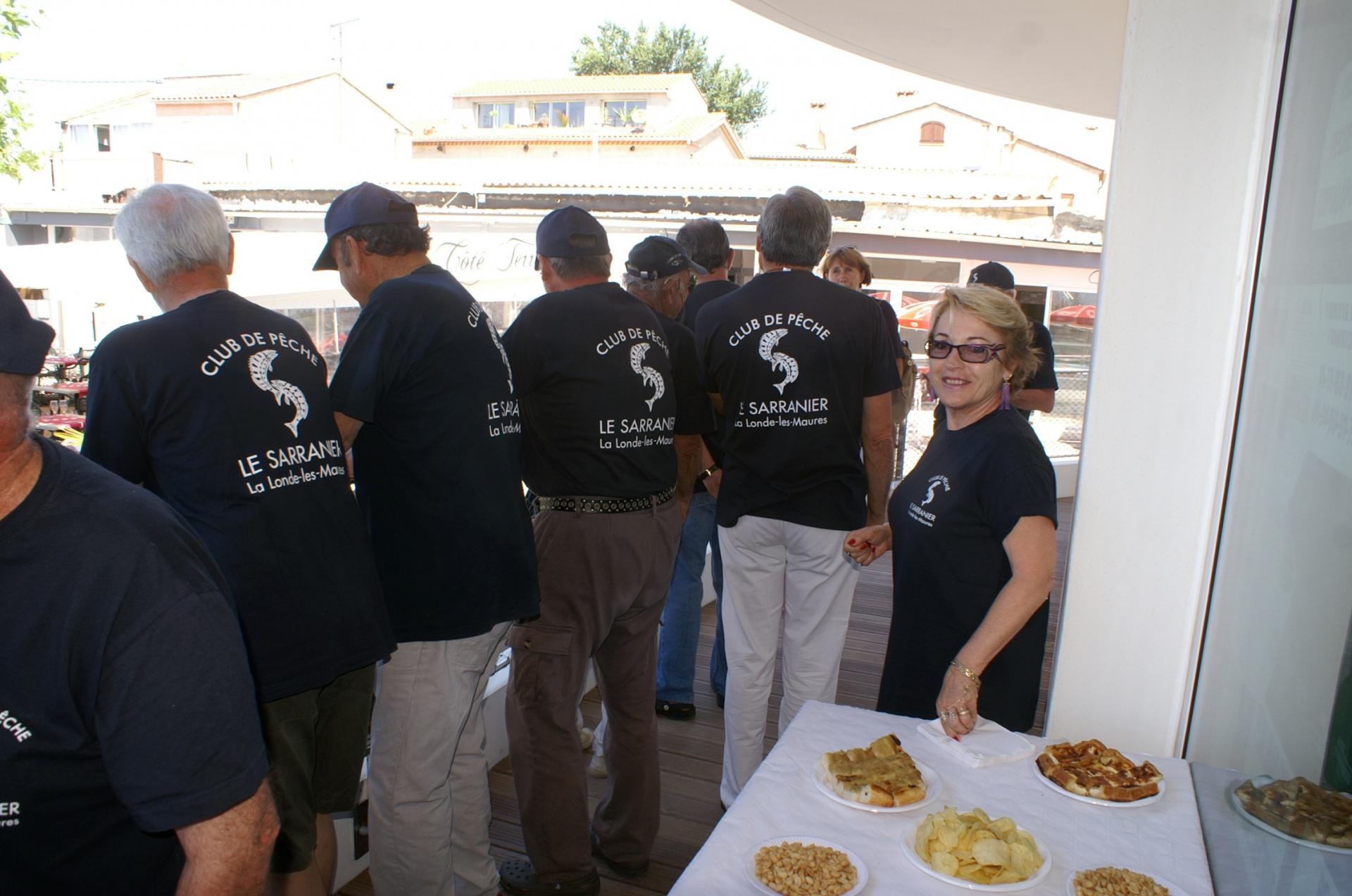 16 Des membres du club attentifs aux festivités.