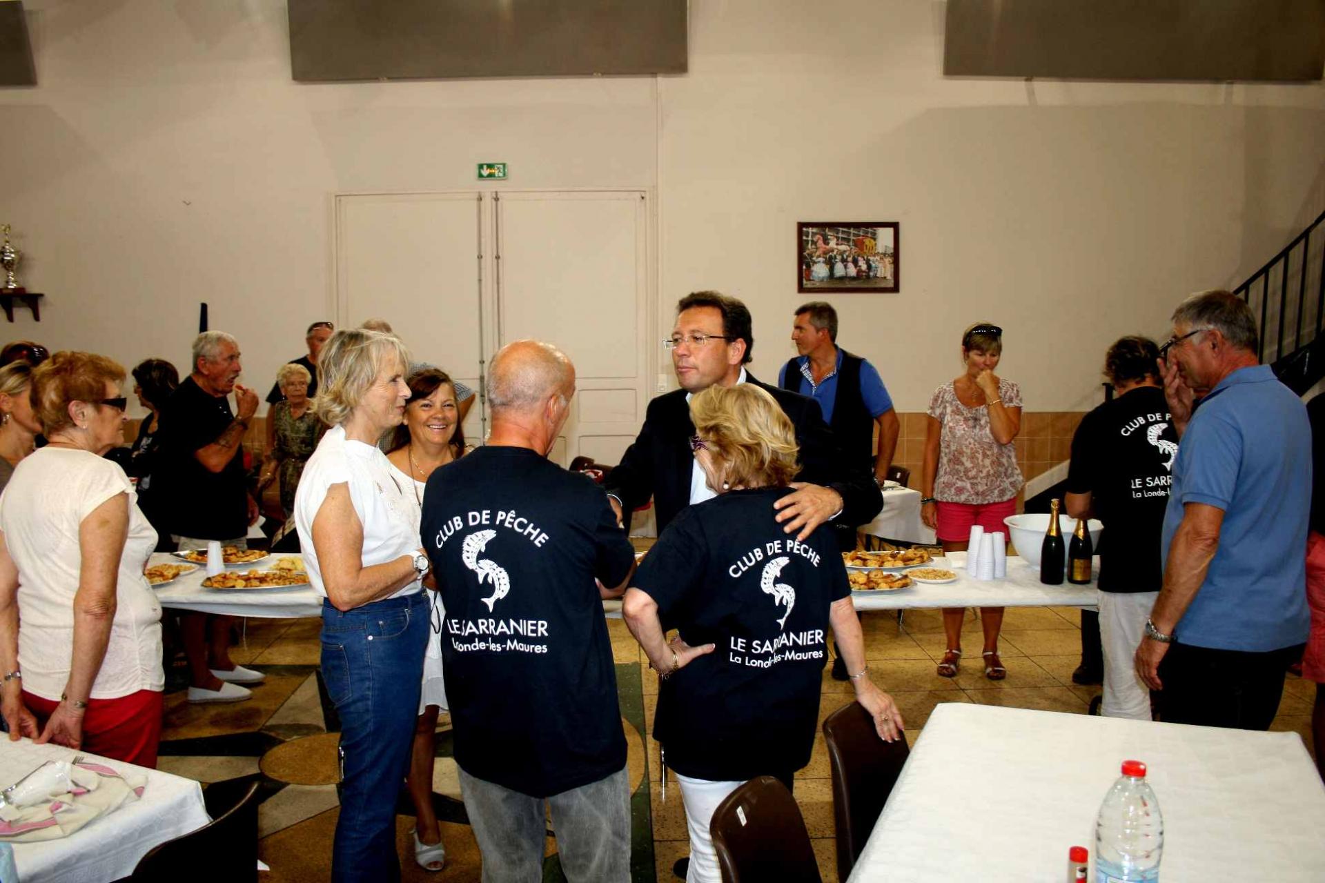 18 a l appe ritif le maire converse avec quelques membres du club