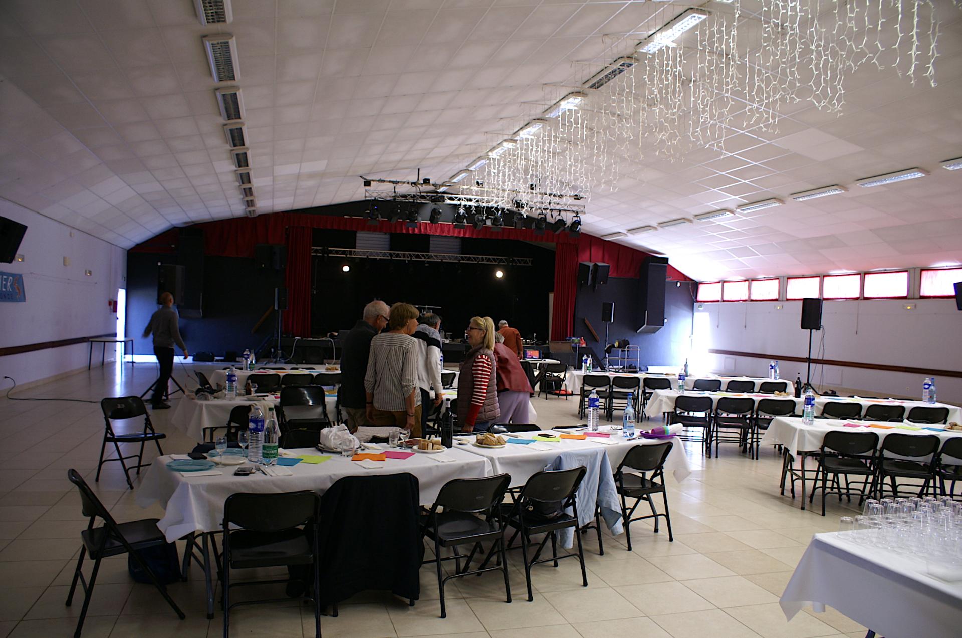 Les tables colorées attendent les convives