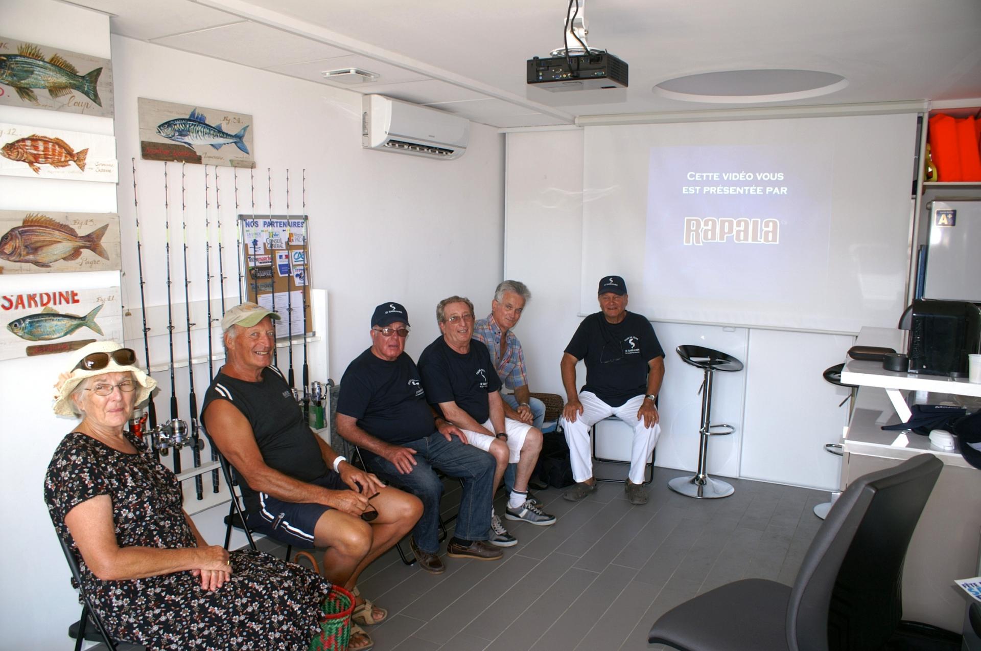 18 Le club offre un spectacle de vidéoos