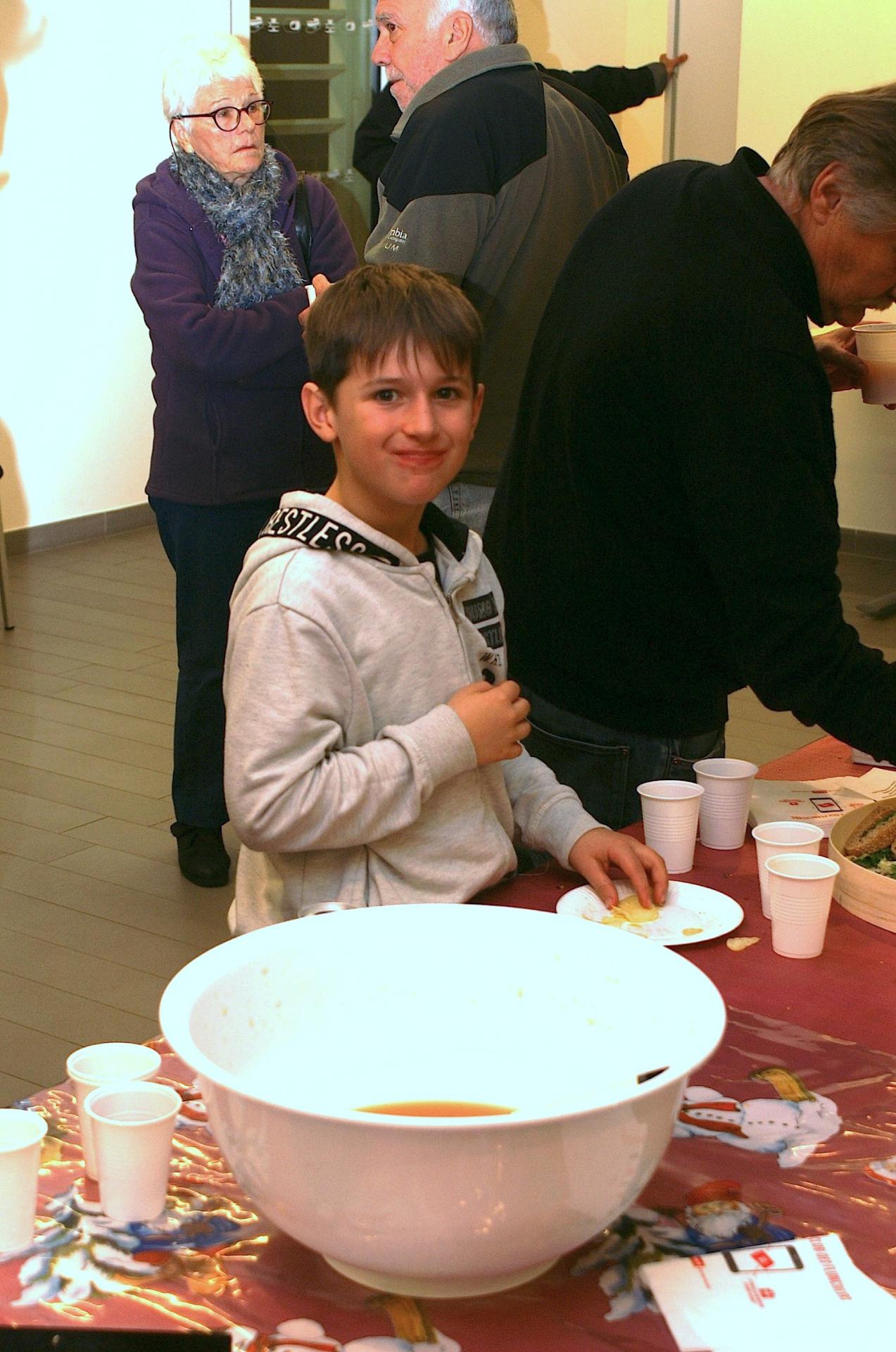 18 - Un petit gars souriant :  il a vidé son assiette.