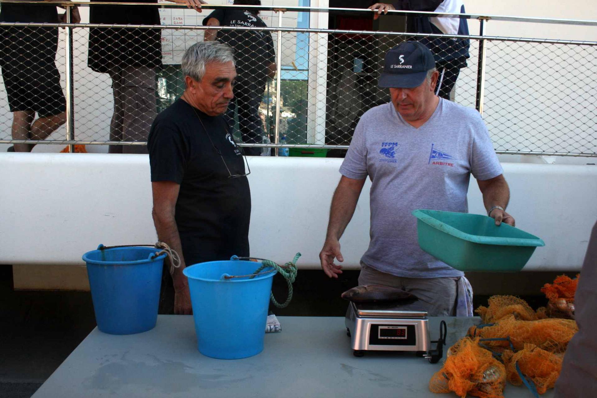 2 Le concours - Le Président et Paul KUTTLER procèdent à la pesée a la pese e