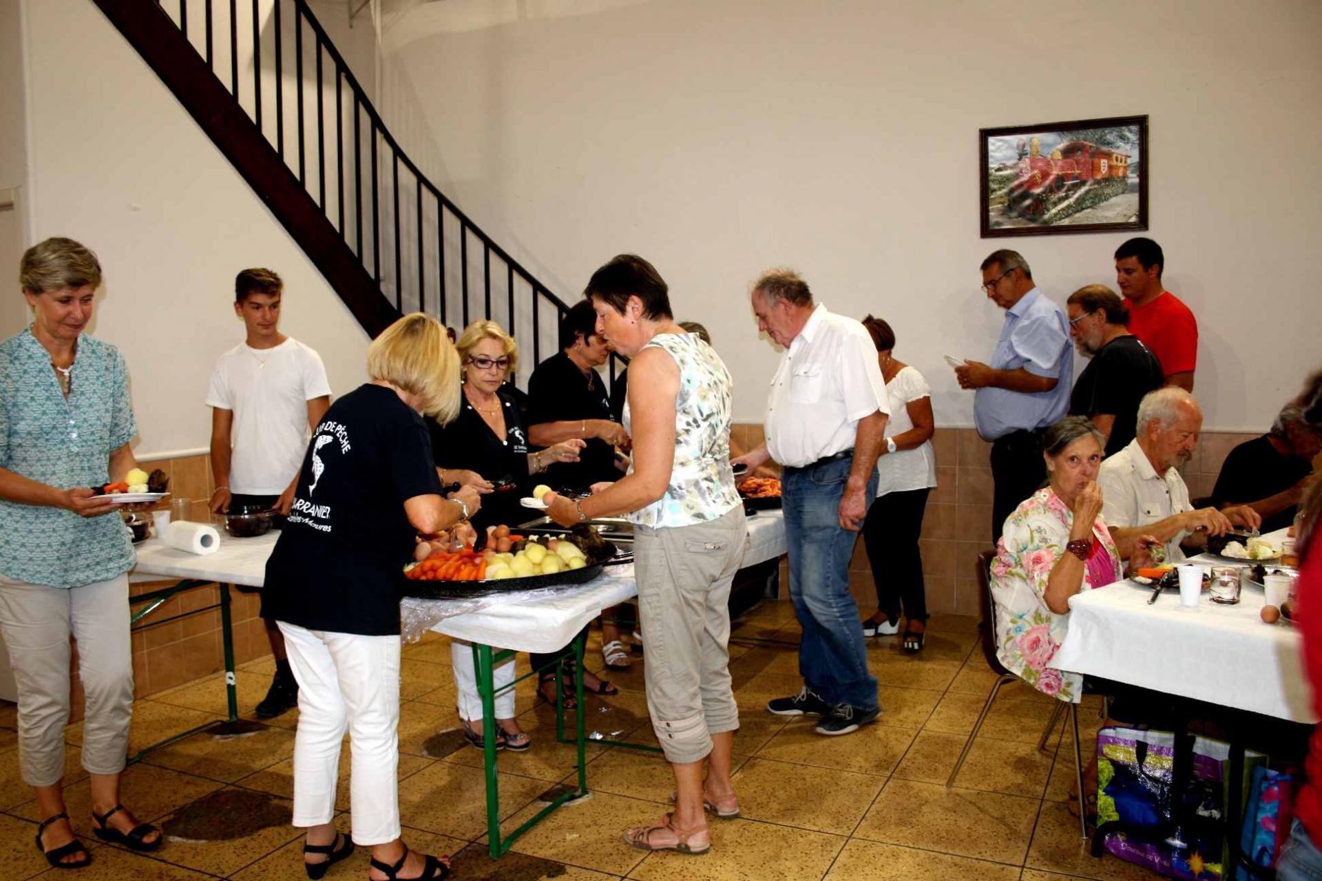 22 le repas les dineurs au buffet