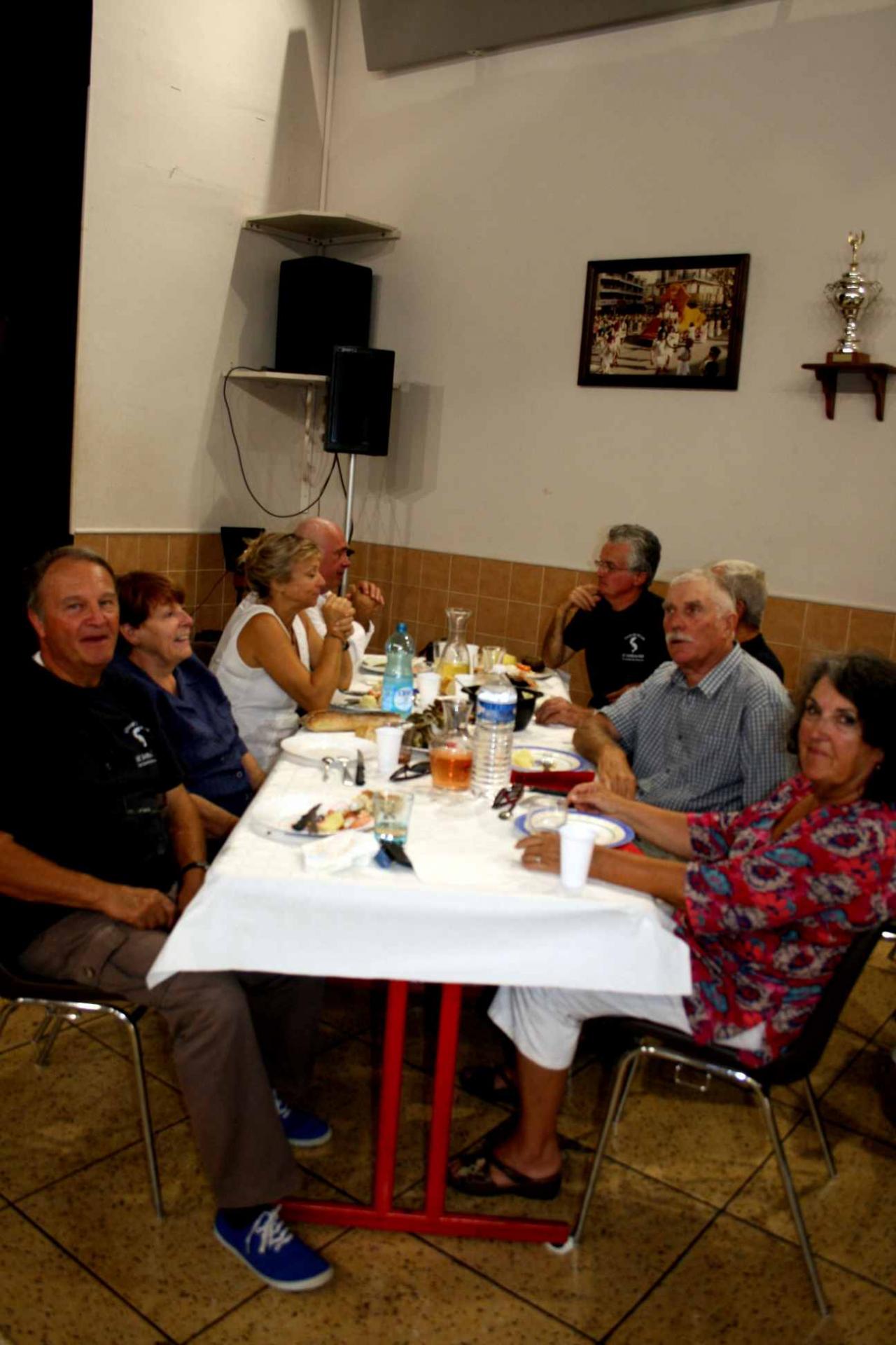 28 le repas une table