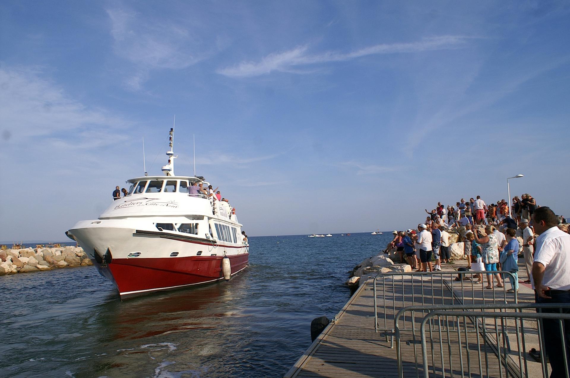 29 Mr le Curé à bord du bateau officiel quitte le port