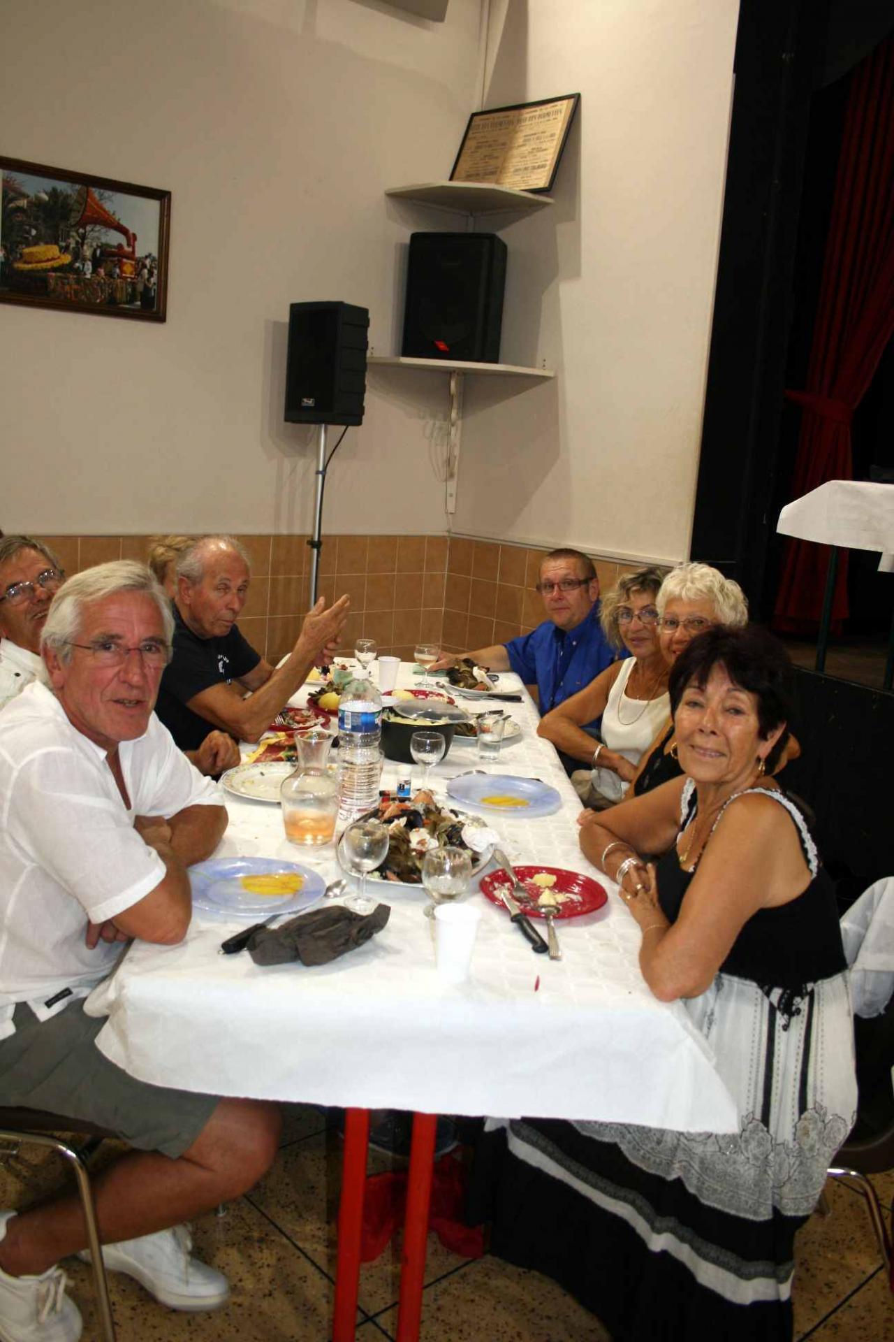 30 le repas, une table 3