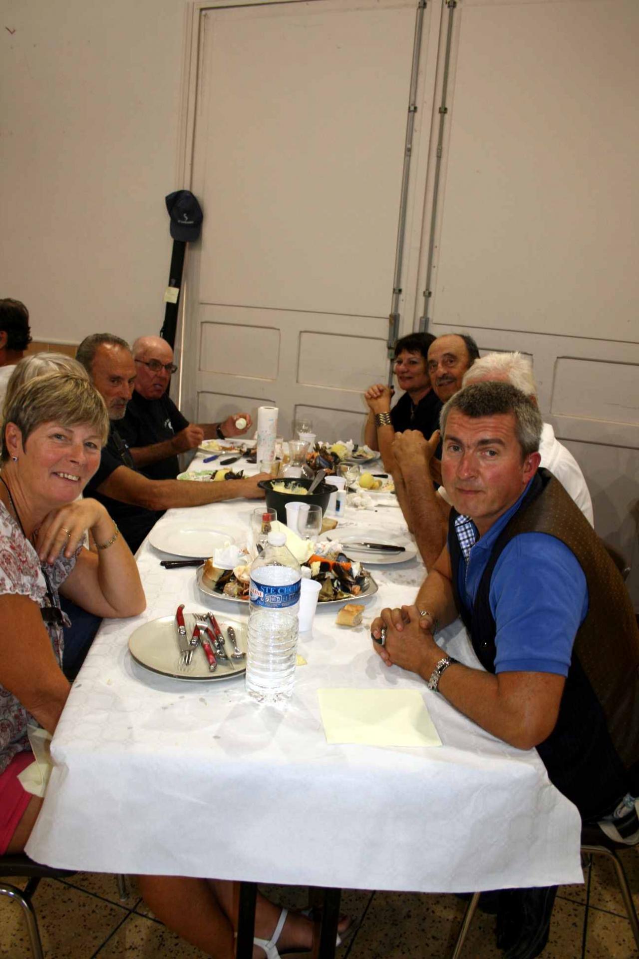 32 le repas une table 6