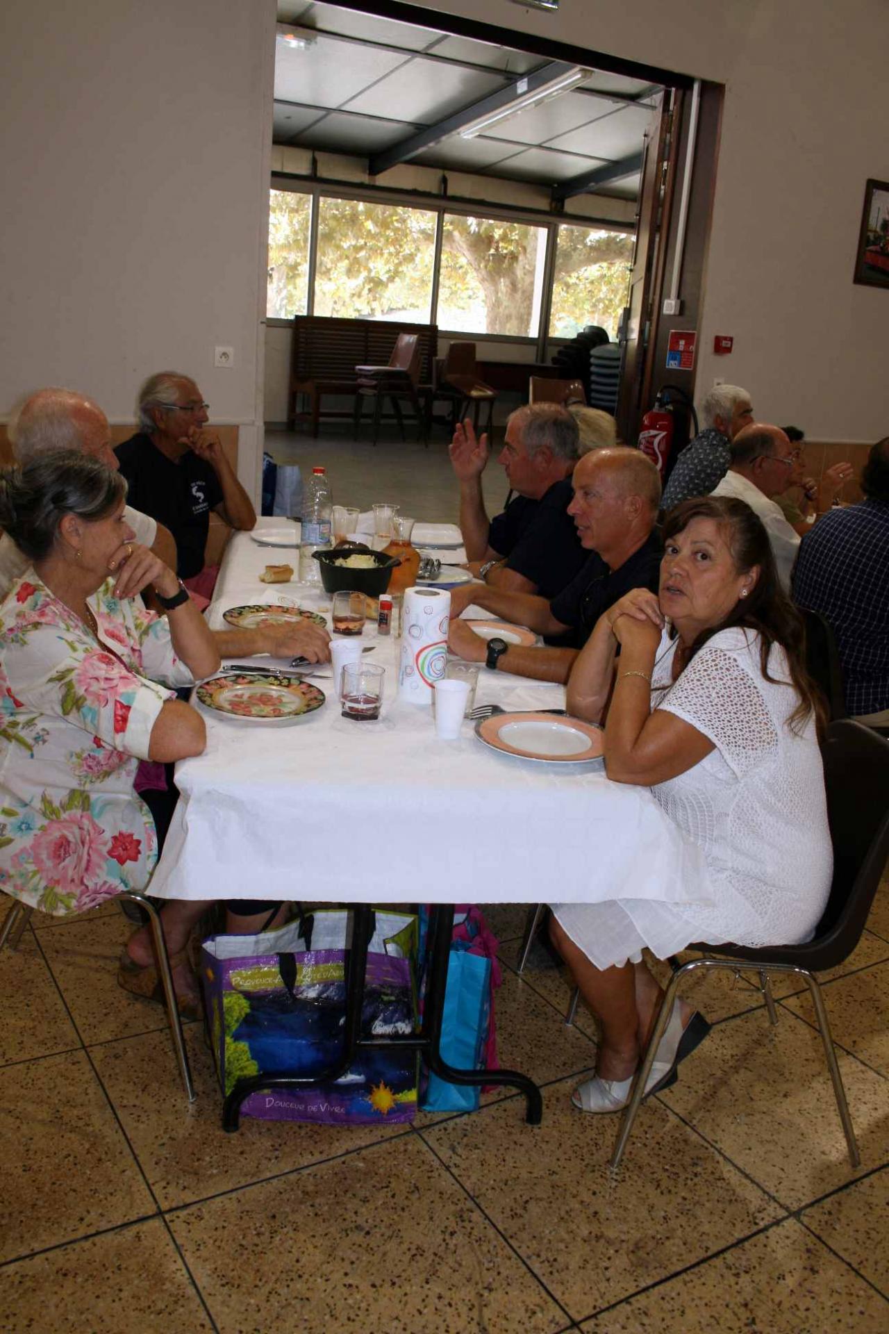 34 le repas une table 8