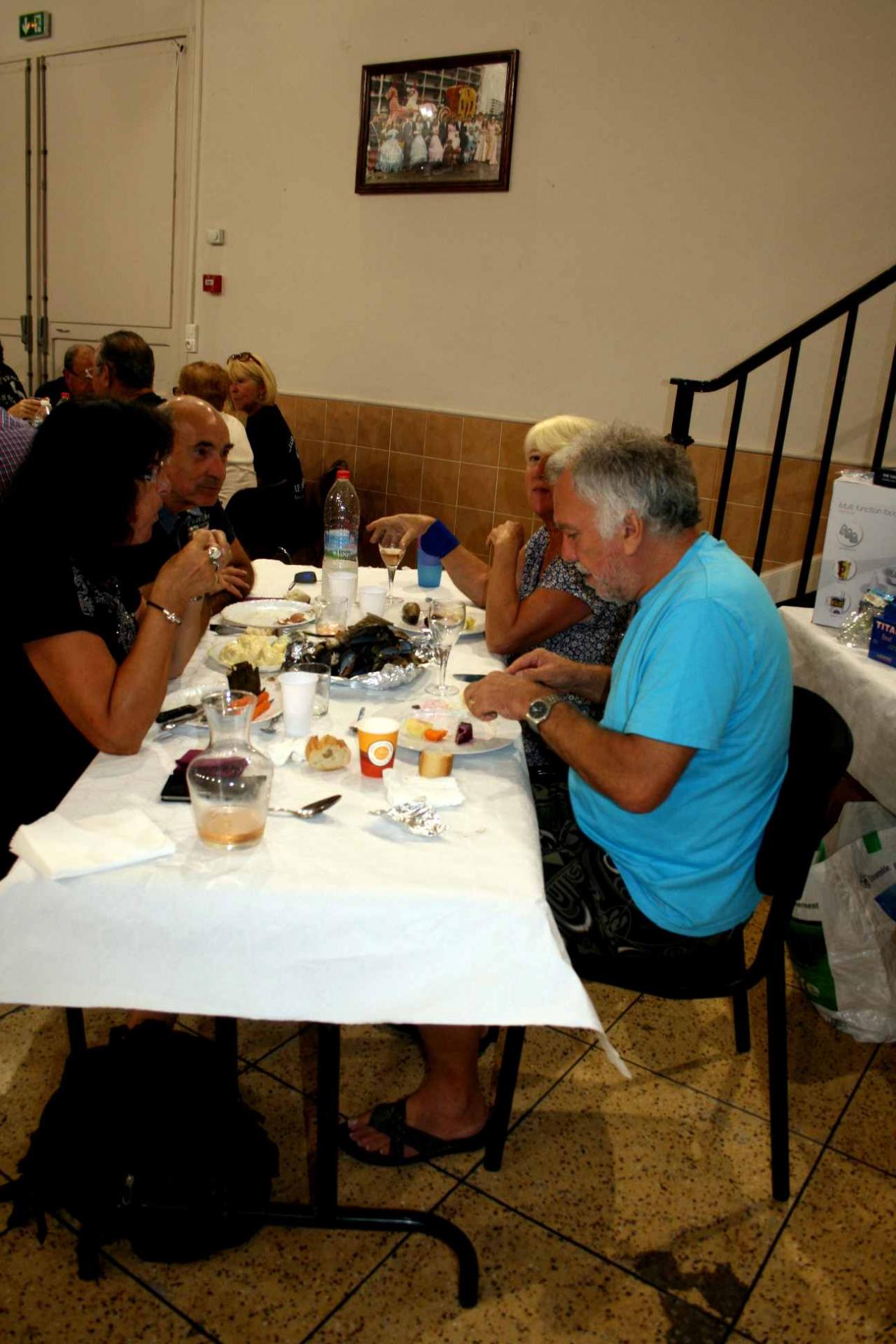 35 le repas une table 9
