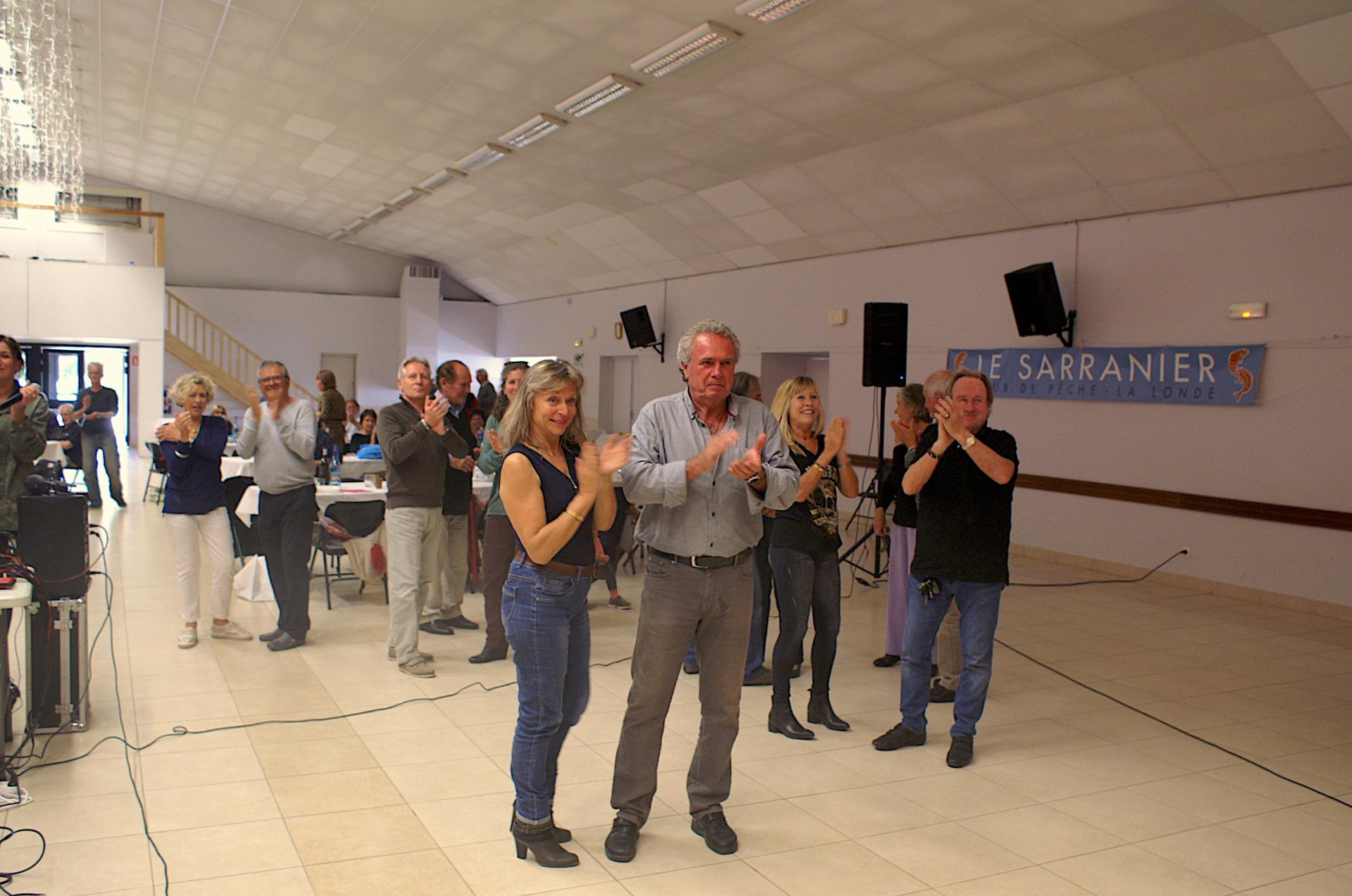 Les danseurs apprécient la musique