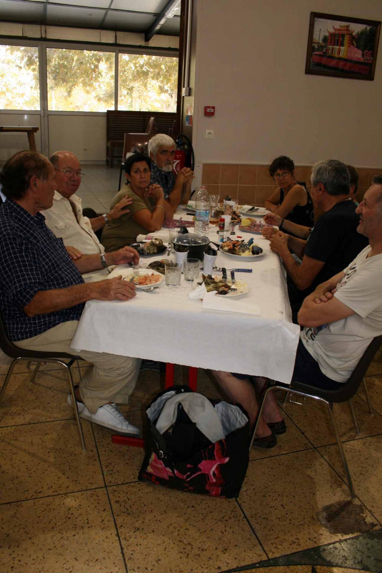 36 Le repas - une table 10