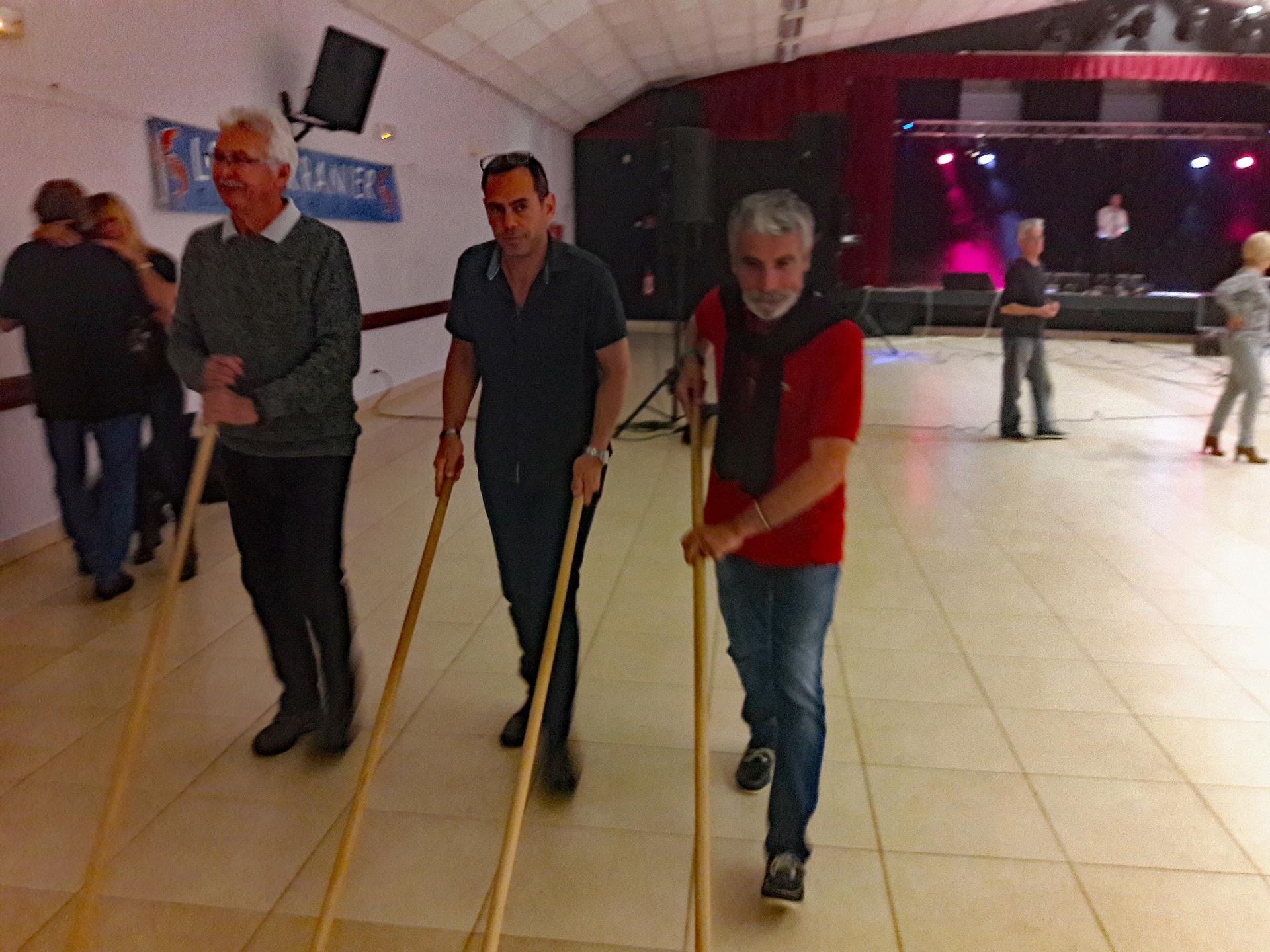 A la fin de la fête 3 hommes aux balais