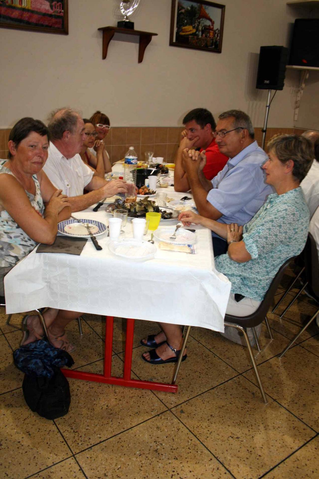37 Le repas- une table 11