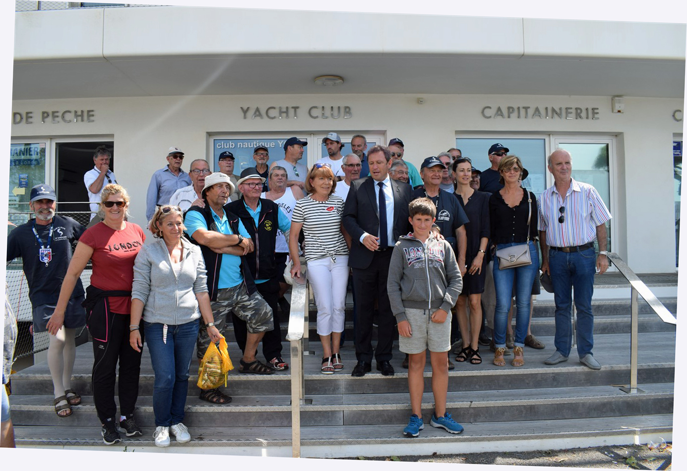 Les organisateurs et les participants entourent le Maire.