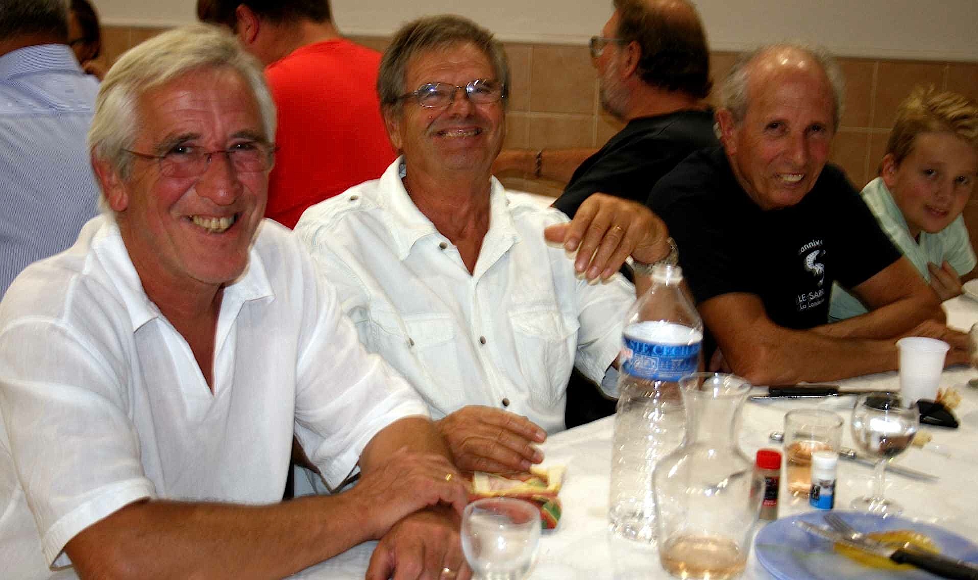 42 Le repas - joyeux dineurs.