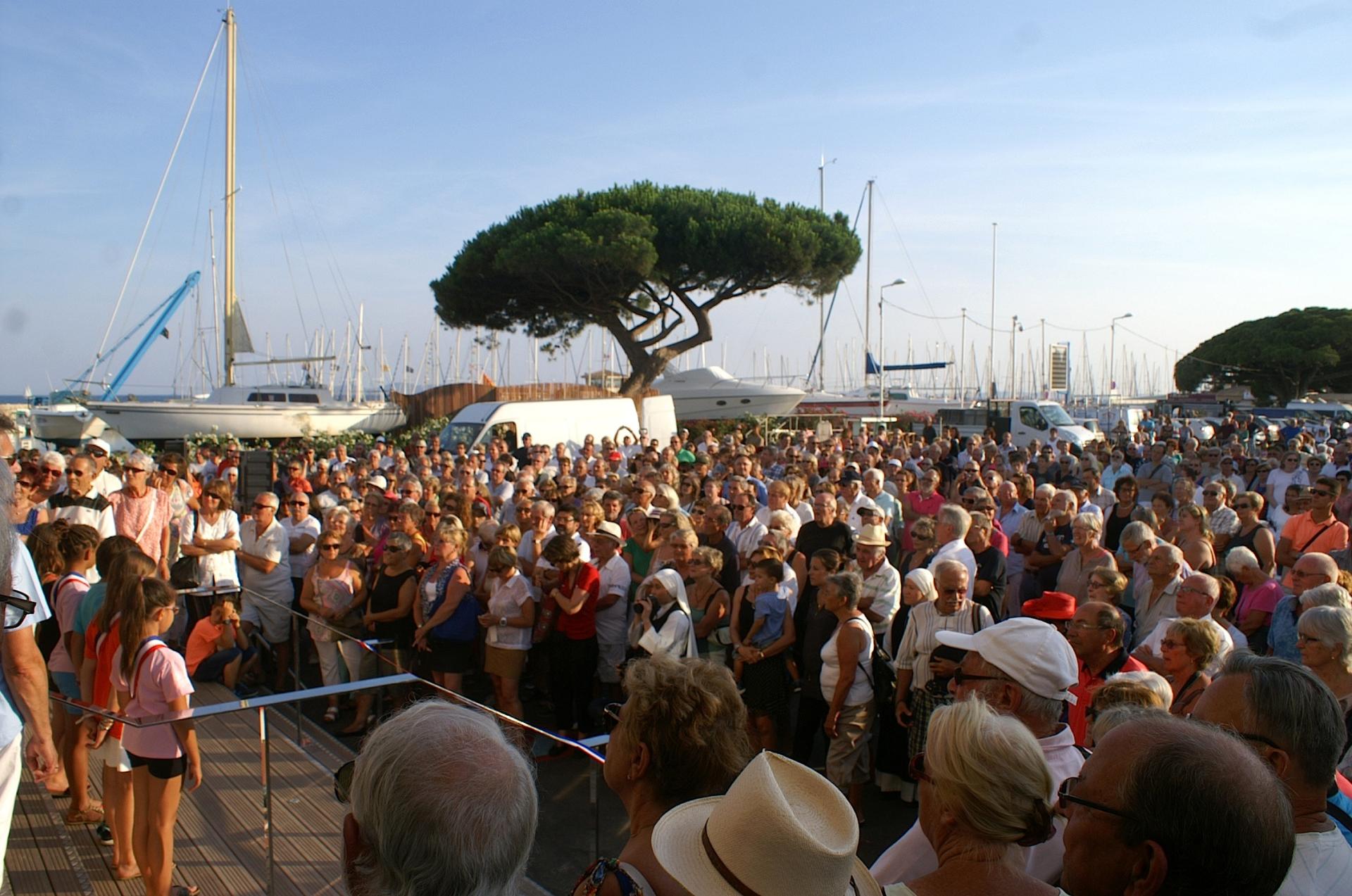 43 La foule sur la place Gras