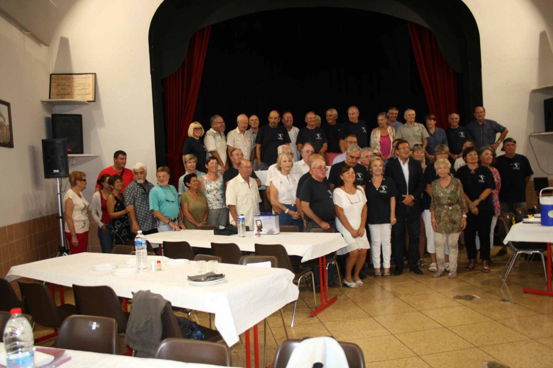 43 Le repas - photo finale de l'assemblée