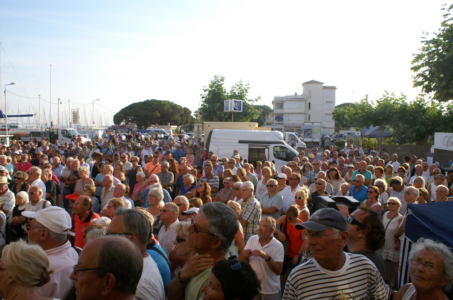 44 La foule sur la place Gras