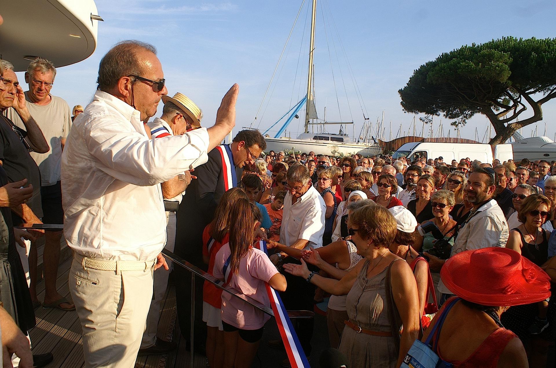 46 Mr le Maire coupe le ruban