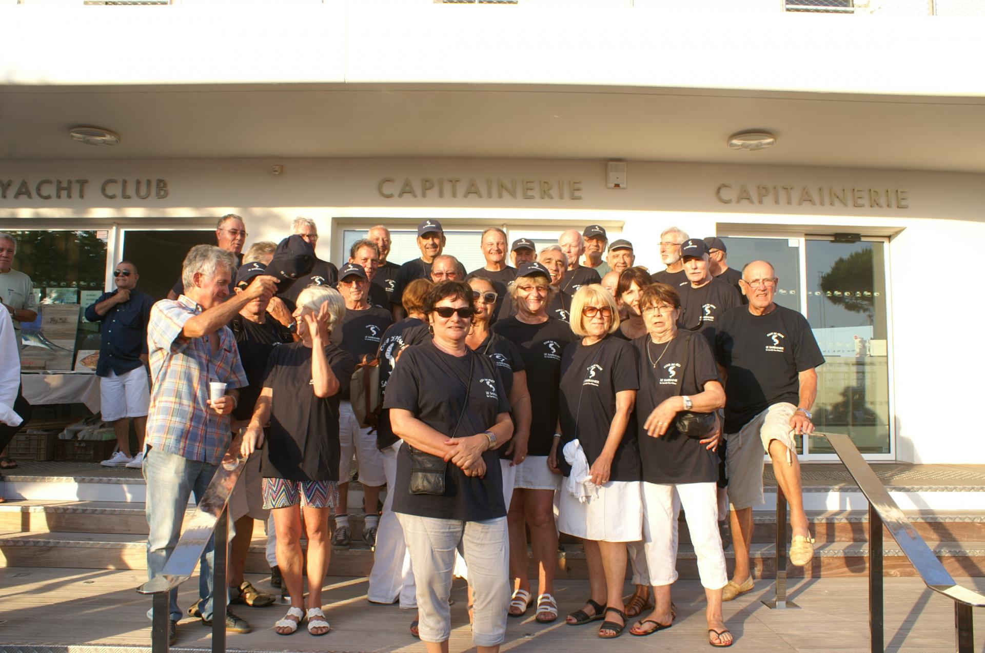 54 Les membres du club "Le Sarranier" devant la Capitainerie