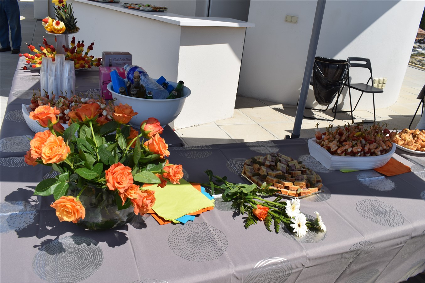 Avec des fleurs les petit-fours semblent plus apétissants