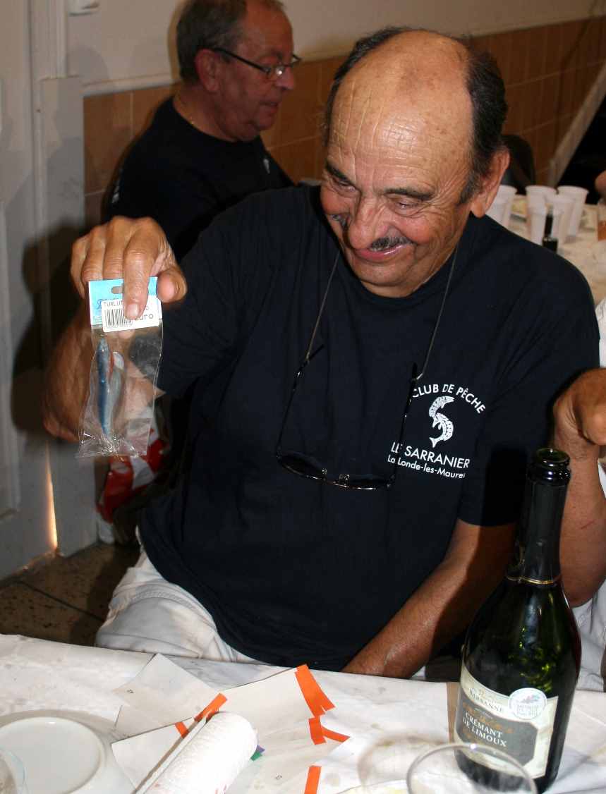 60 la tombola - Antoine heureux apprécie son lot