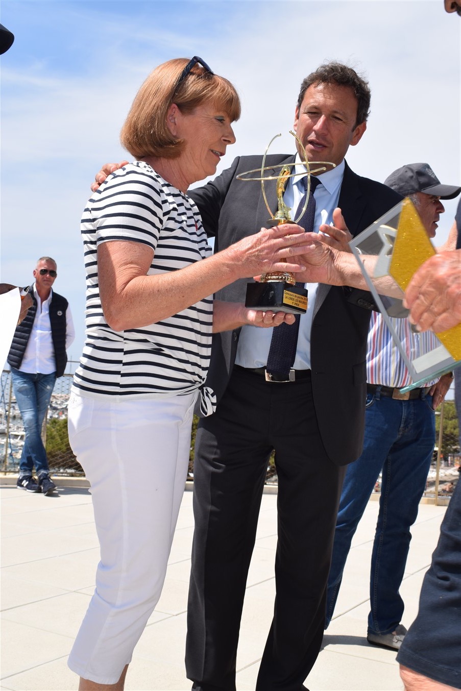 Le maire remet sa coupe à Jacqueline Nouzille et la félicite pour avoir gagné le concours.