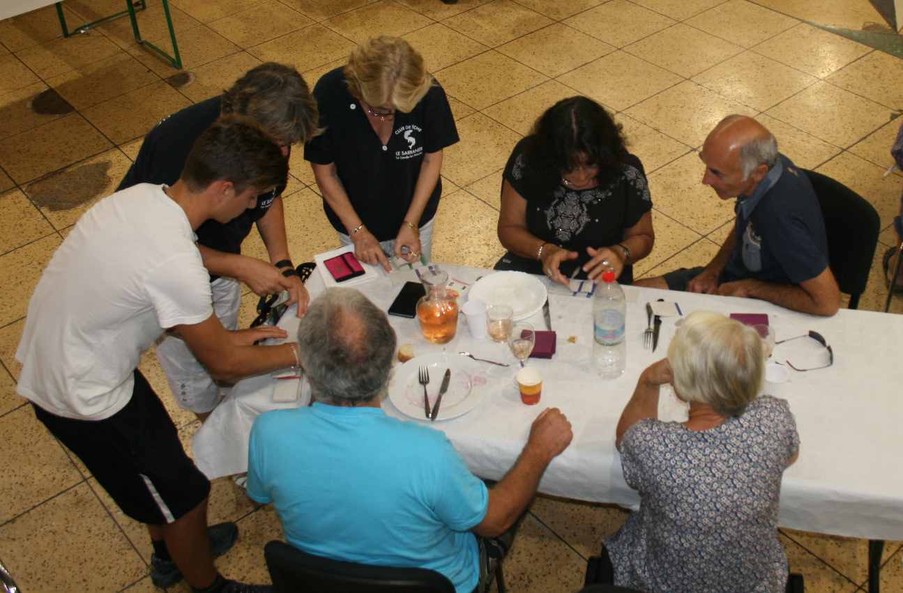 63 La tombola en préparation