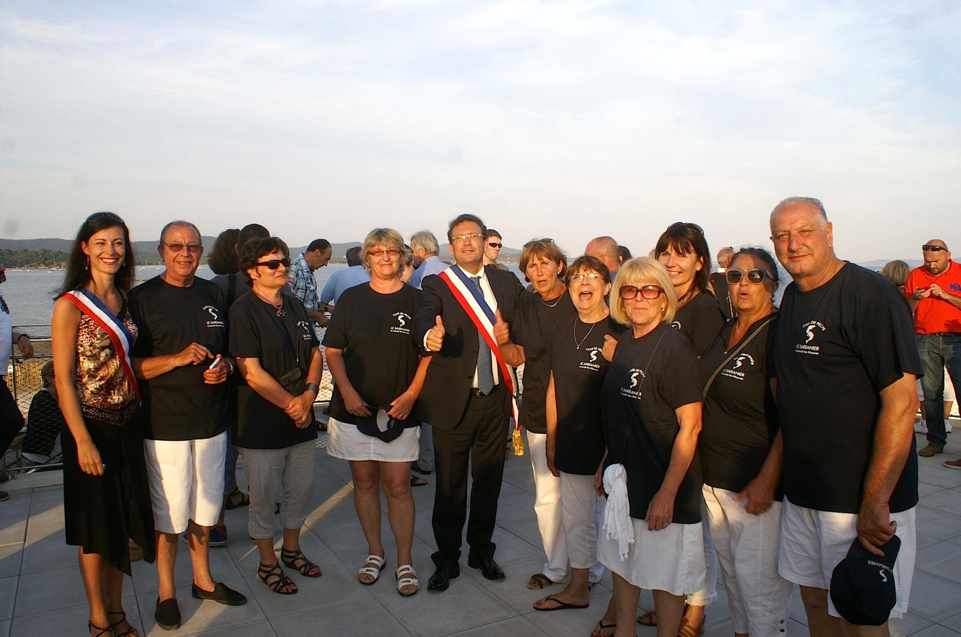 64 Mr le Maire avec les dames du club "Le Sarranier"