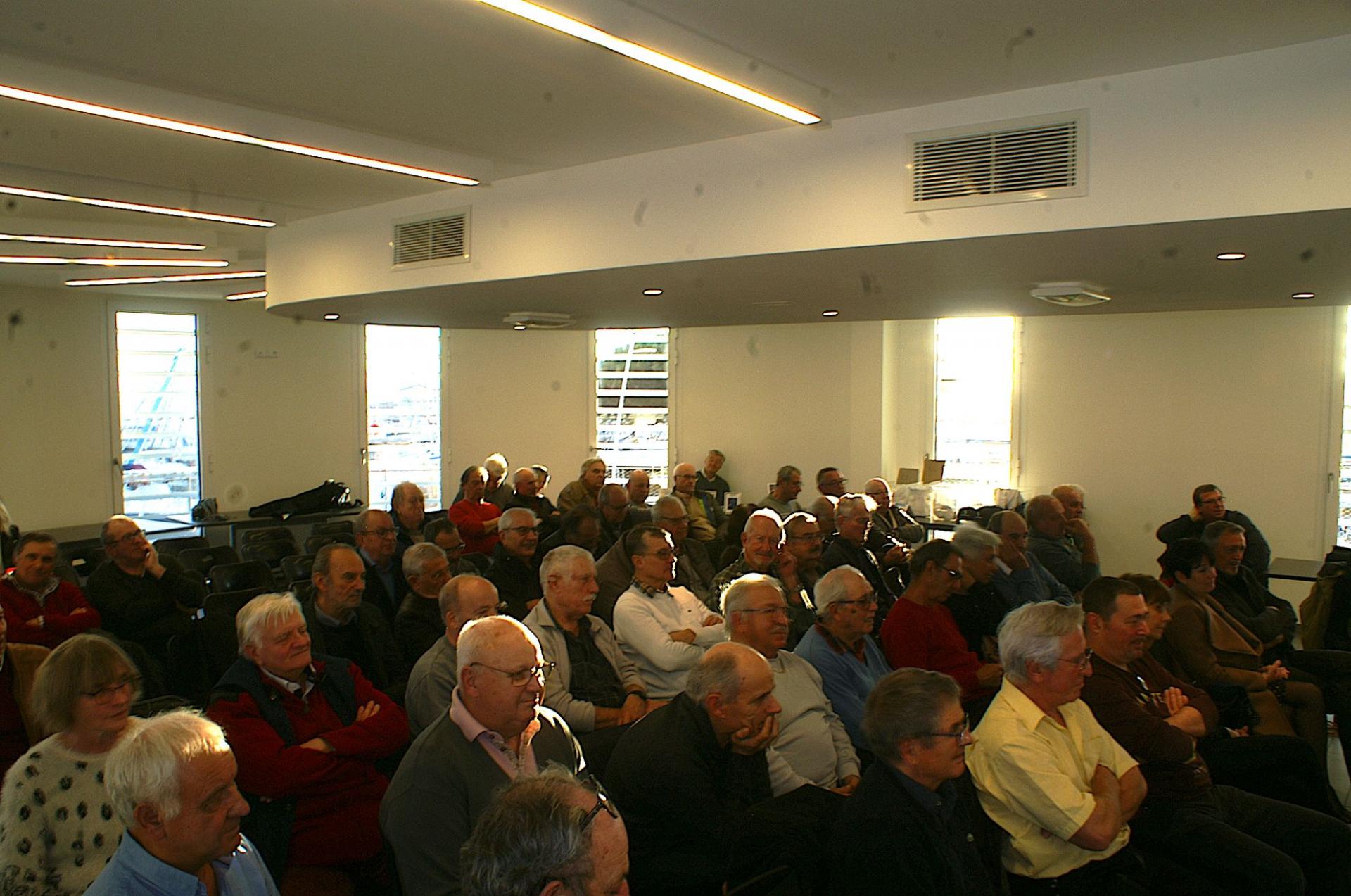 L'assemblée attentive.