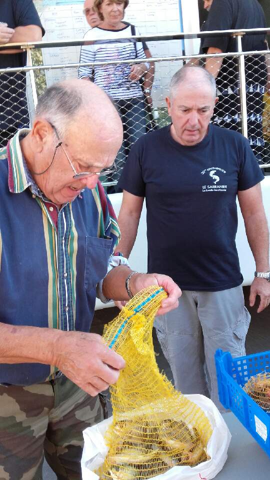 Concours de pêche  - Alain donne un coup de main