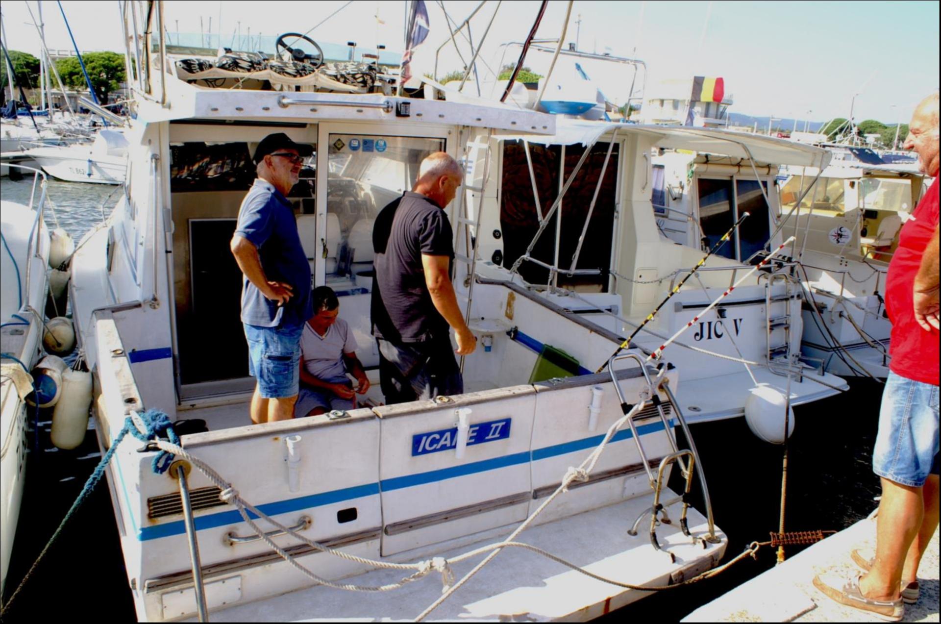 Sur ICARE II déjà au port on prépare la pêche du lendemain