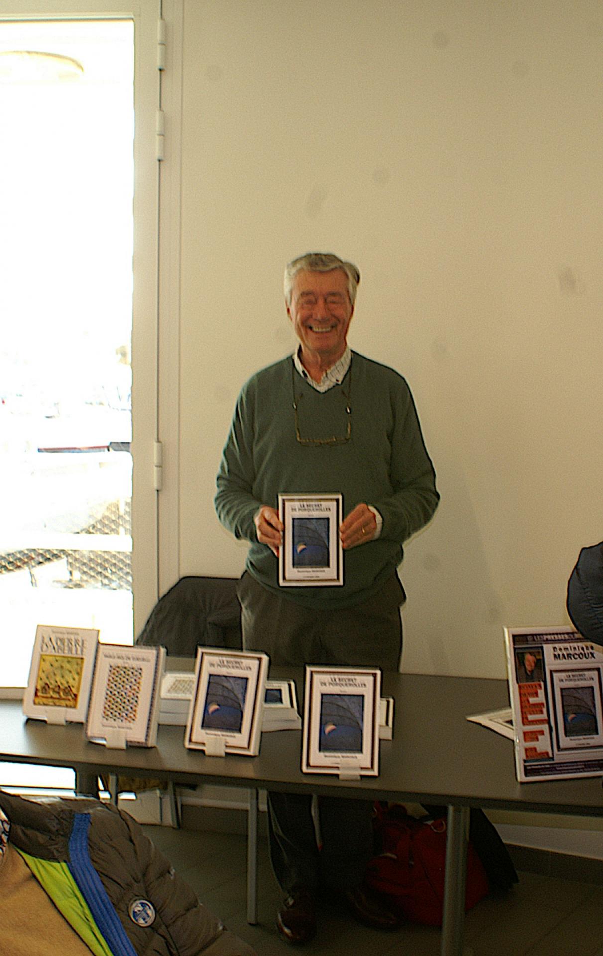 Dominique Marcoux avec son dernier livre.