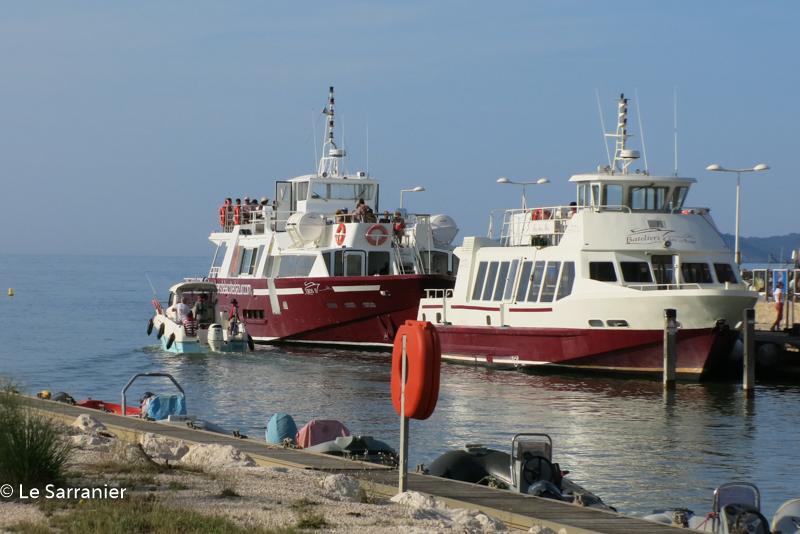 Petit bateau face aux navettes pour Porquerolles