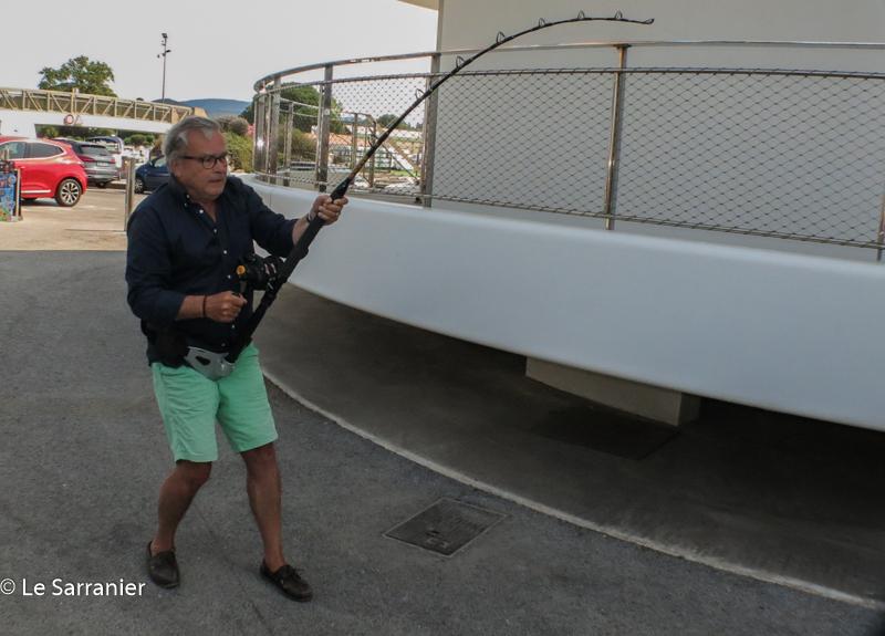 Laurent au prise avec un thon