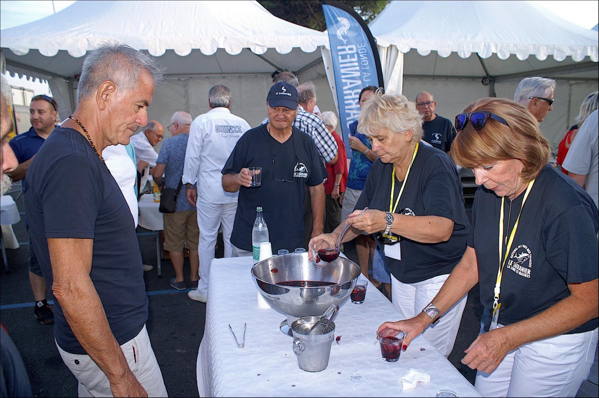 Jacqueline et Martine au service de la sangria