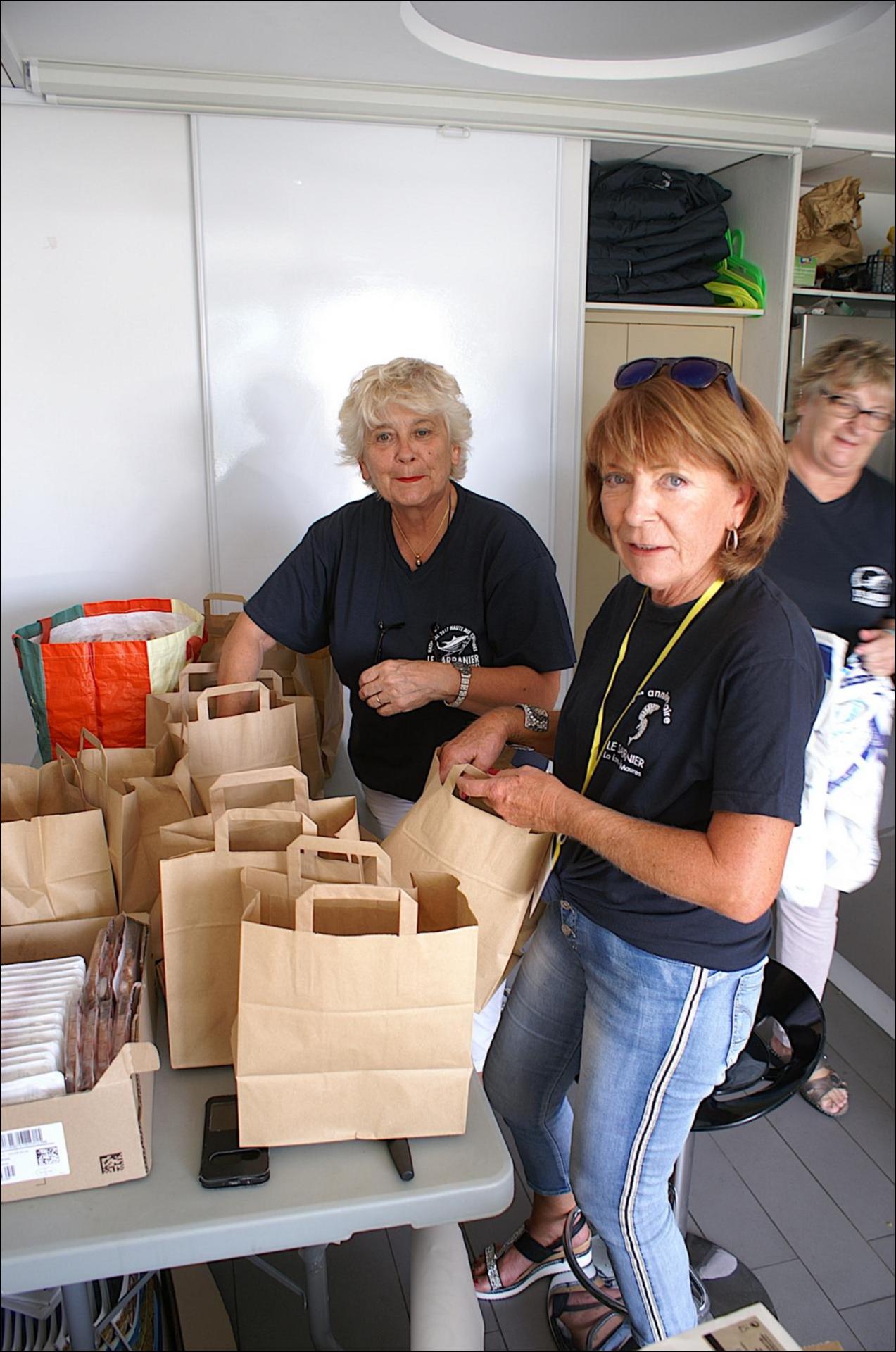 Jacqueline et Martine préparent les sacs repas des équipages