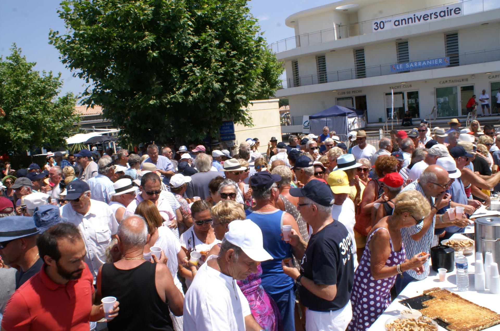 La foule a l ape ritif