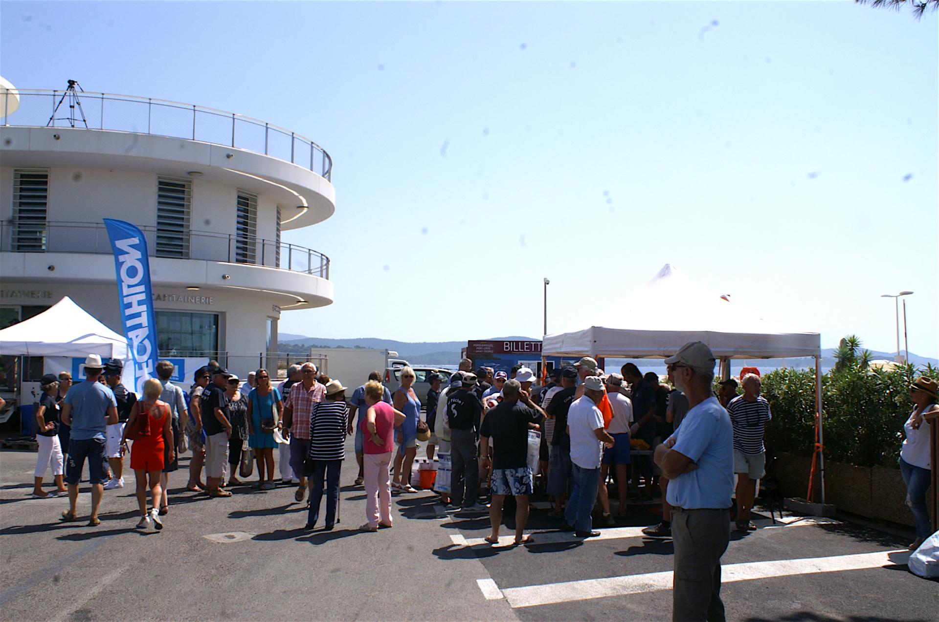 La foule des curieux devant la pese e