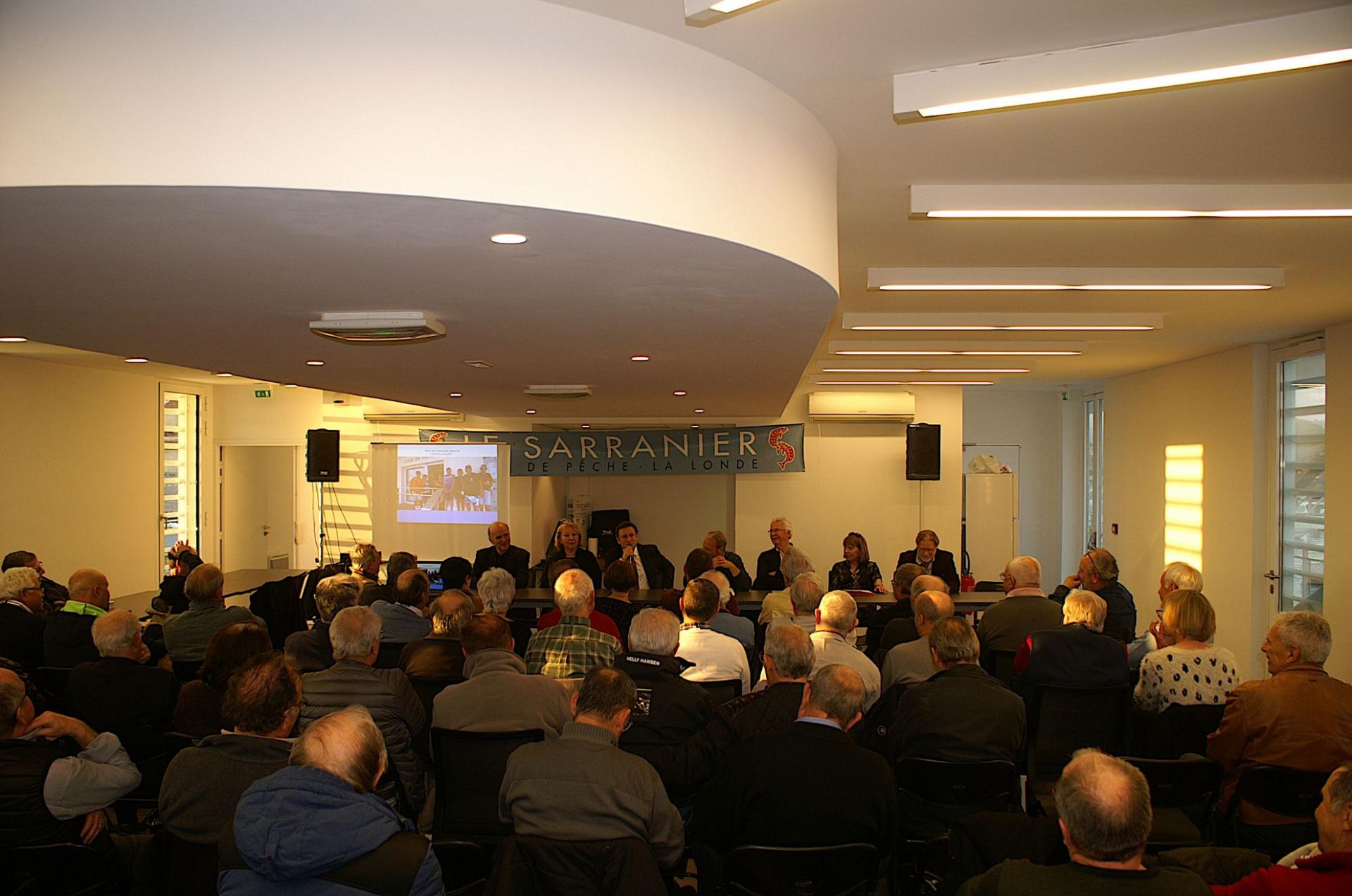 L'assemblée attentive.