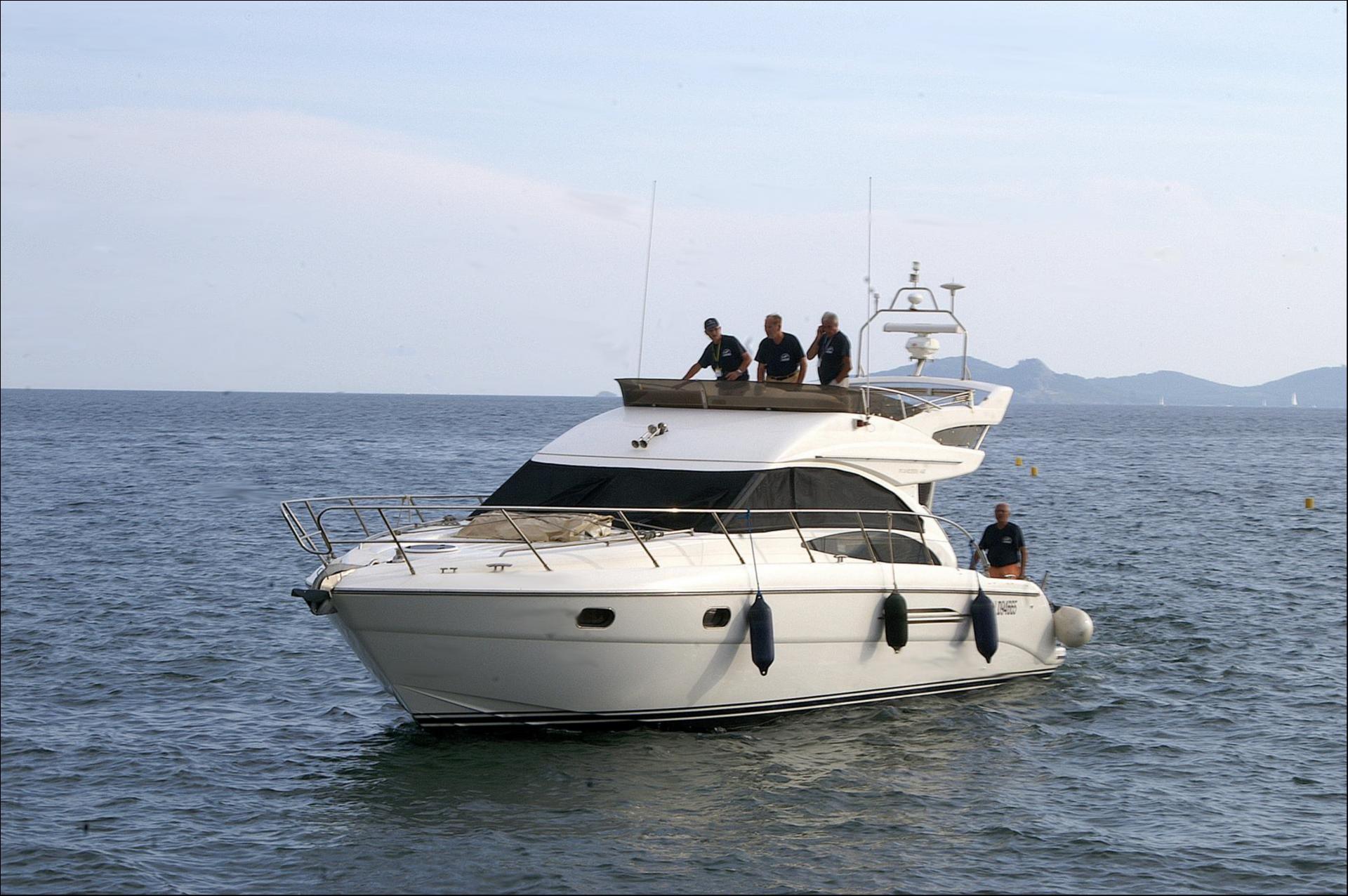 Au retour, “LEONIE“ à l' entrée du port