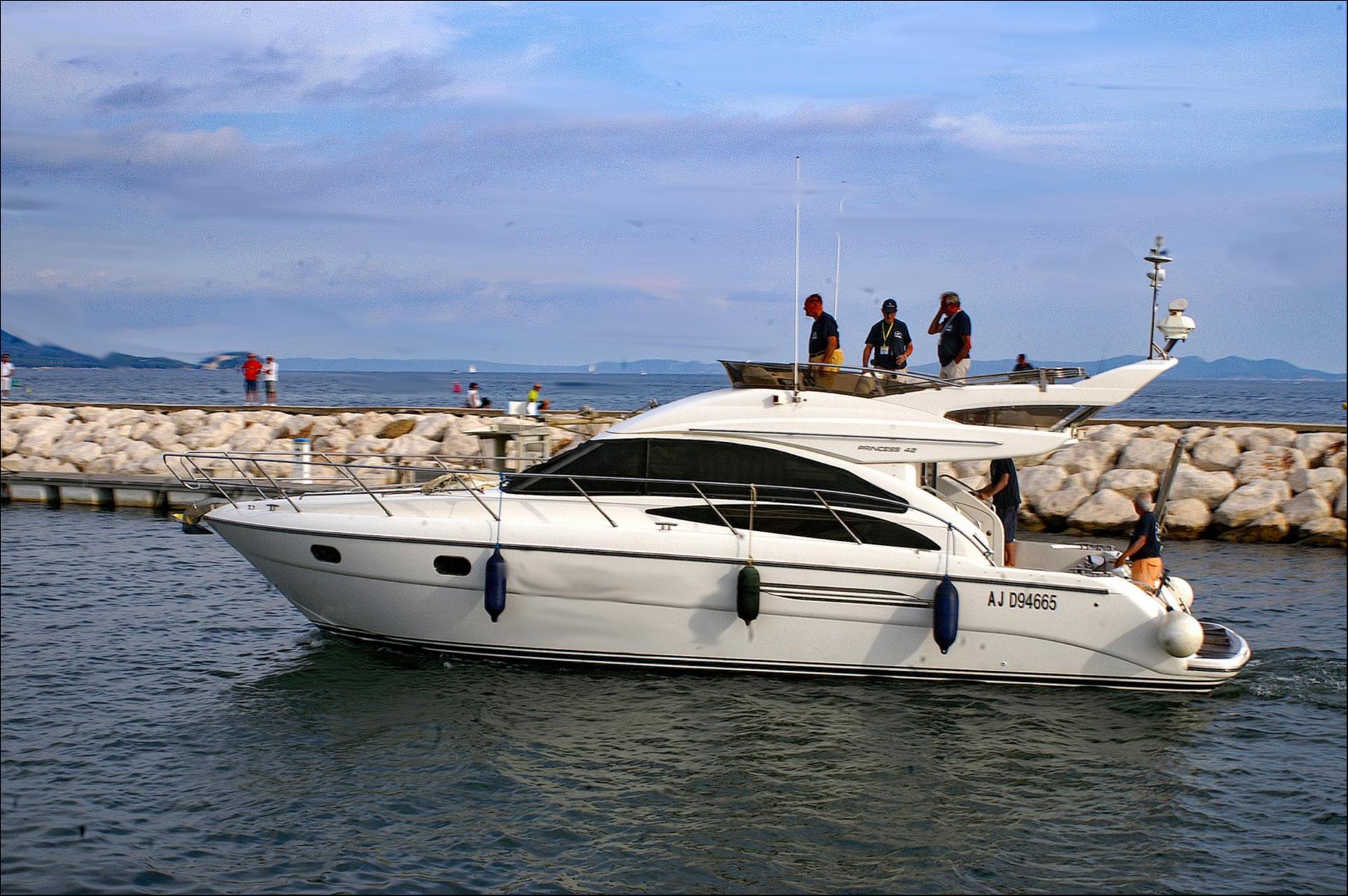 Au retour, “LEONIE“ à l' entrée du port 2