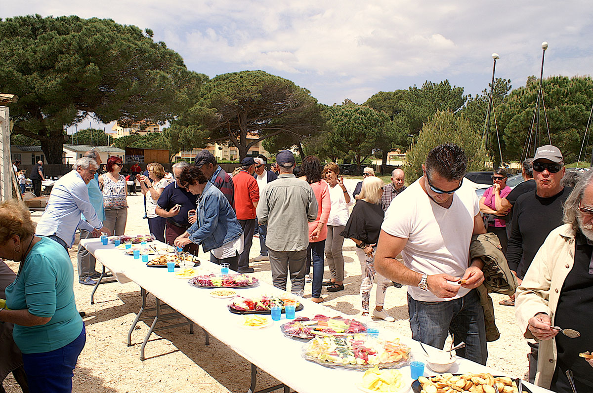 L' apéritif - on attend les amis, tout est pret.