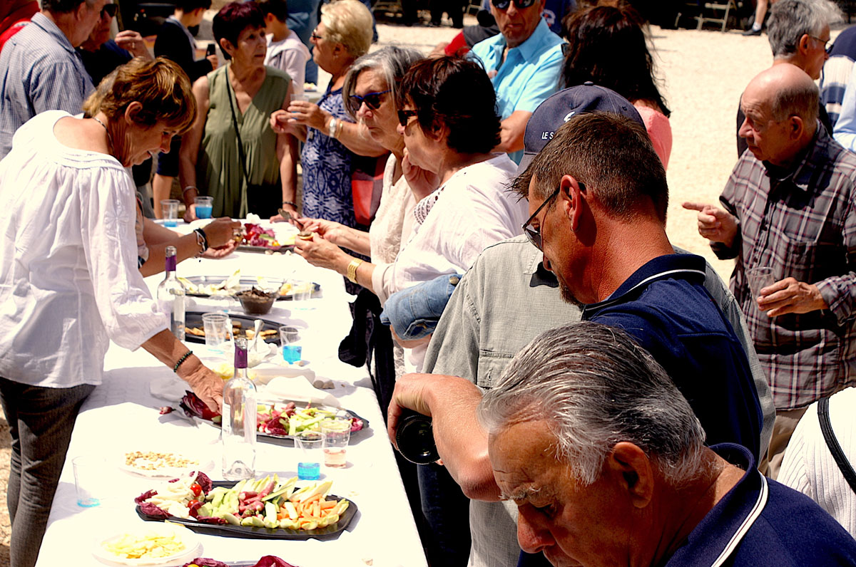 L' apéritif : il y du monde àla dégustation