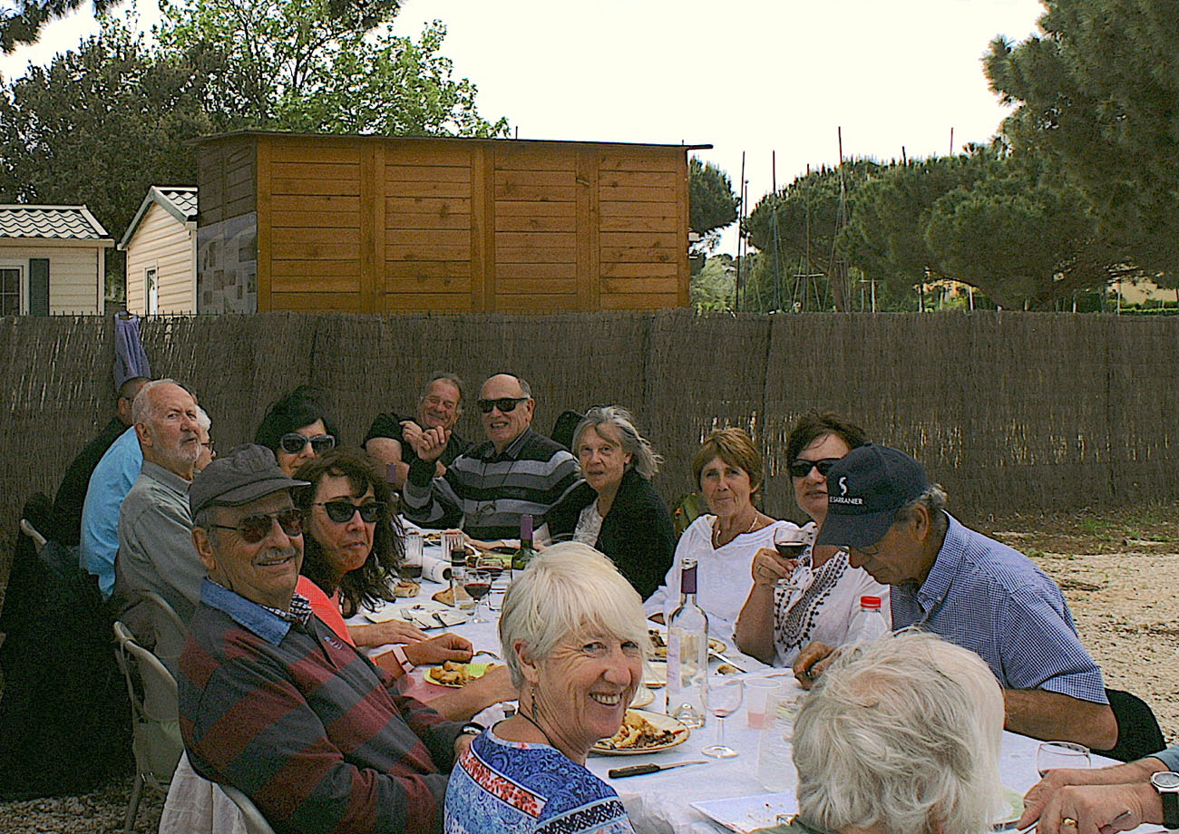 Fin de repas joyeuse à la table 6